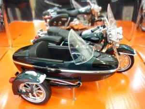 H.DAVIDSON FLHRCI Road King    2001  Green 1:18