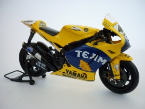 YAMAHA YZR M 1 46 World Champion MotoGP 2004 V.Rossi Blue 1:12