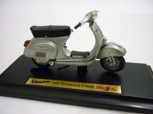 PIAGGIO Vespa 125 Primavera   Scooter 1968  Silver 1:18