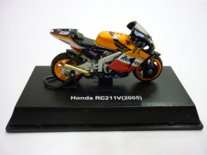 HONDA RC211V 3  MotoGP 2005 M.Biaggi  1:32