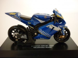 YAMAHA YZR M 1 46 World Champion MotoGP 2005 V.Rossi Blue 1:18